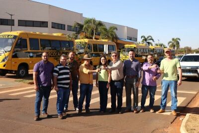 Imagem da notícia Prefeito Walter Schlatter entrega novos ônibus escolares para atender estudantes da zona rural de Chapadão do Sul